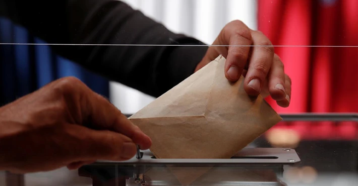 Fransa'da erken genel seçimlerin ilk turunda oy verme işlemi başladı