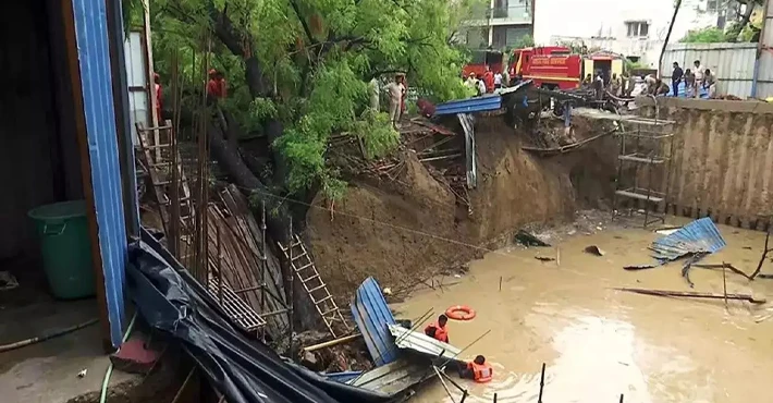 Hindistan'da şiddetli yağış nedeniyle çöken duvarın altında kalan 11 işçi hayatını kaybetti