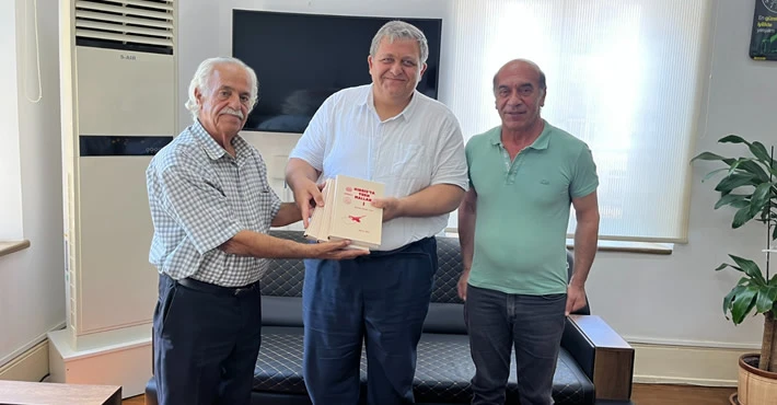 Kıbrıs Vakıflarının Tarihine Işık Tutan Eser, Prof. Dr. Mustafa Tümer’e Takdim Edildi